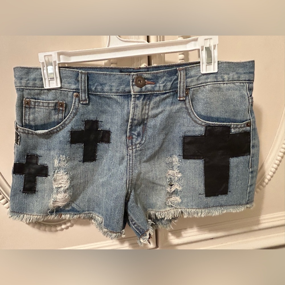 SIZE MEDIUM CROSS DESIGN JEAN SHORTS